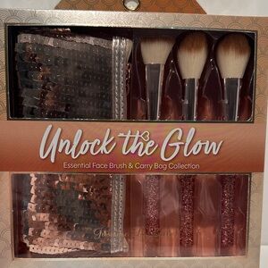 NIB Unlock the Glow Essential Makeup Face Brushes & Carry Bag Set.